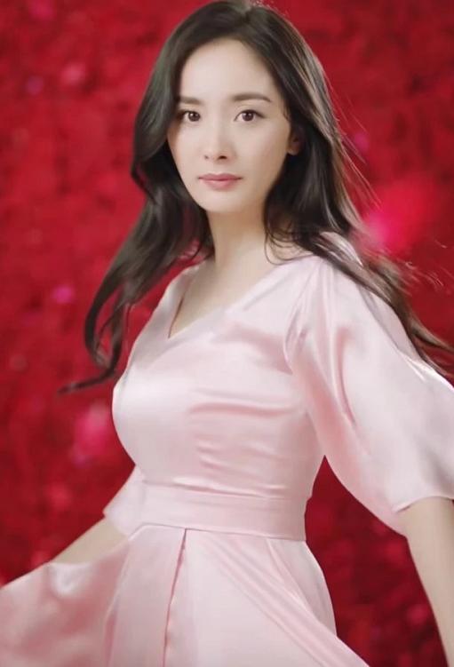 除了杨幂,同公司的迪丽热巴这边也没好到哪去.