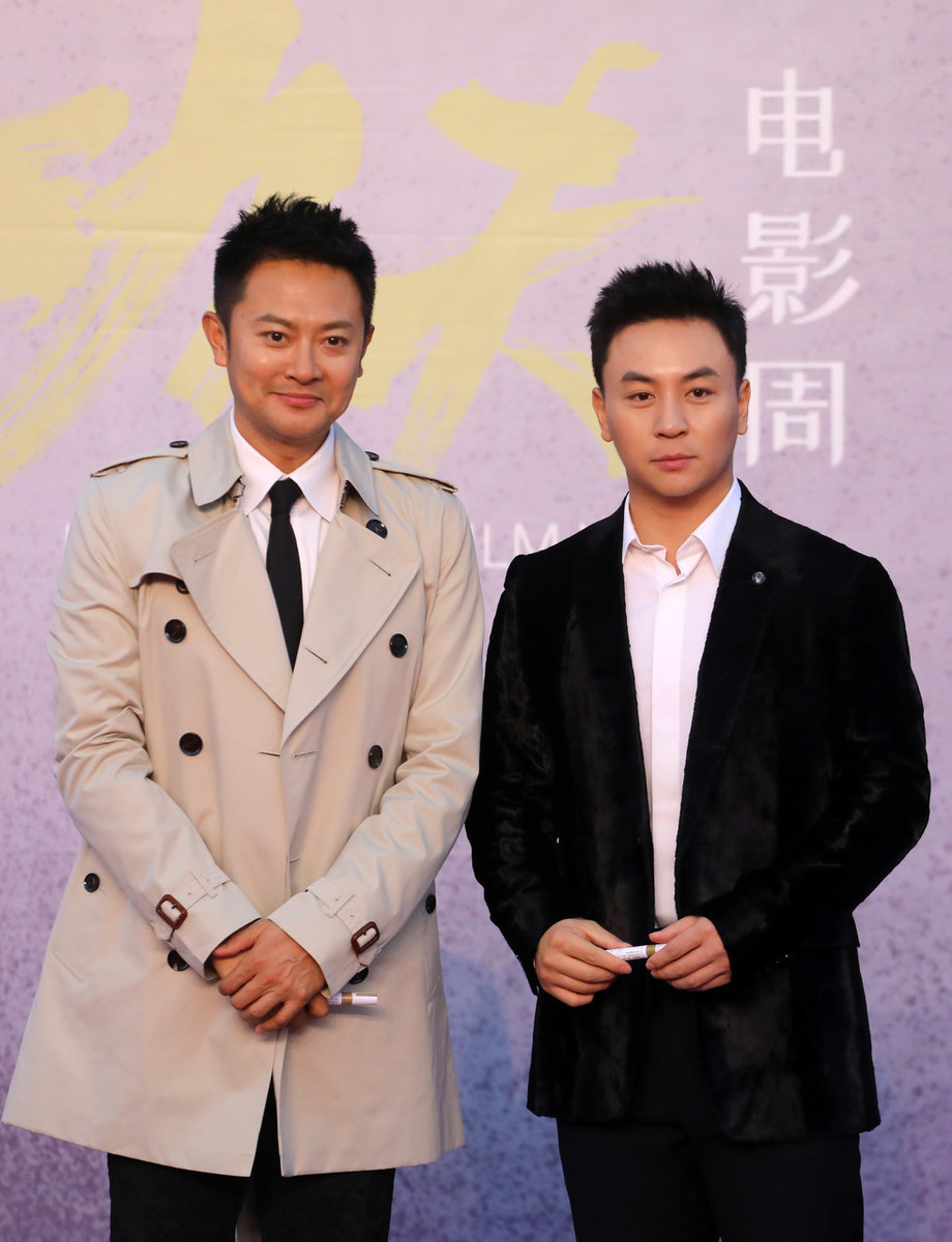 释小龙参加活动身穿西装与印小天同框身高不足却丝毫不怯场