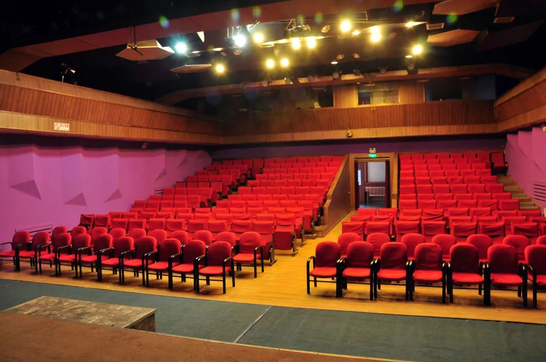 戏剧人百般宠爱的小剧场话剧