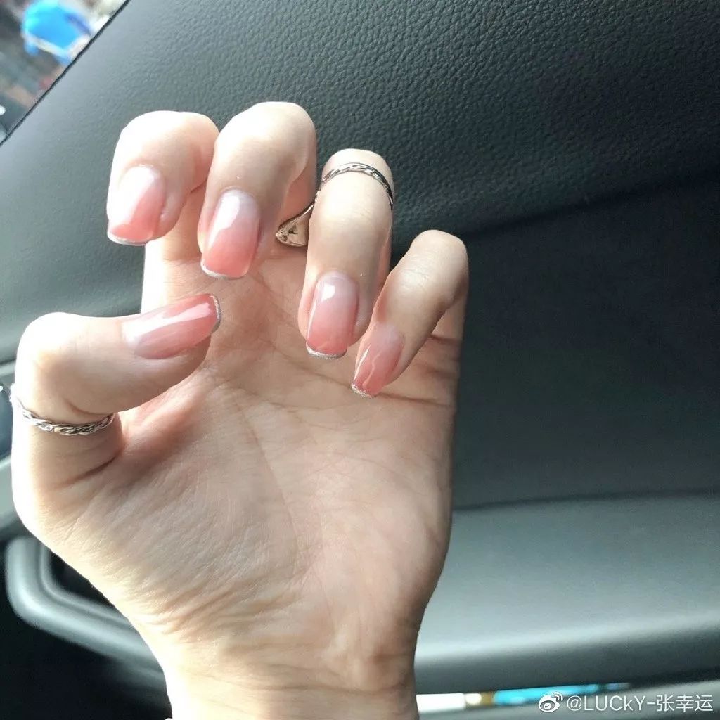 女孩子们的指甲可以看出她们的状态