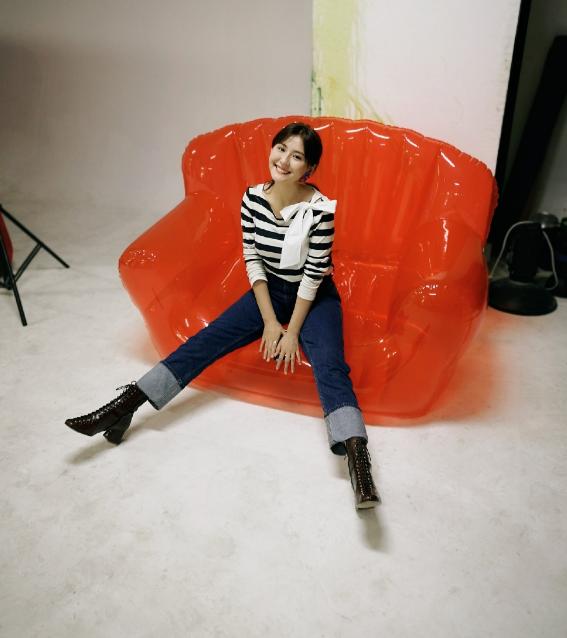 热依扎真会穿,白西装 牛仔裤干练又时尚,意外解锁上班族新时尚