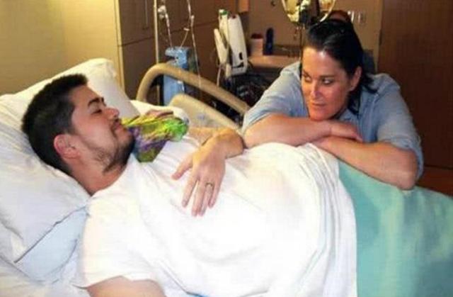 世界上第一个生孩子的男人10年过去了如今过得怎么样