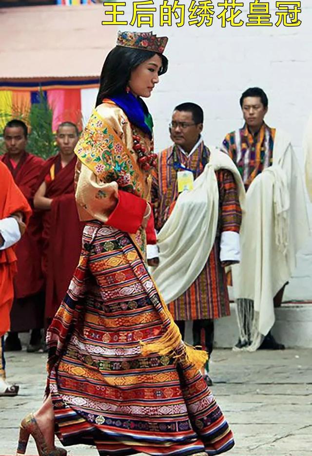 不丹王后的绣花皇冠虽然朴实却是举国的祝福拥有国王独有的爱