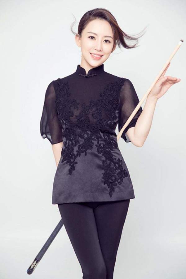 38岁潘晓婷活得像18岁穿着打扮太时尚习惯单身自由生活