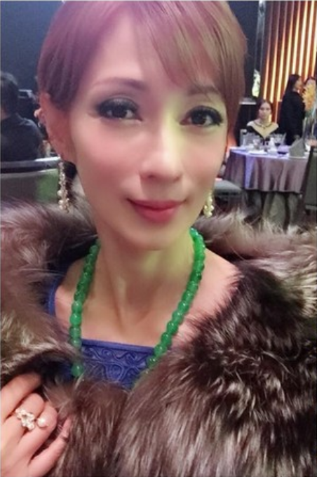 1996年温翠苹前往日本发展,认识了她的日本前夫齐藤义行.