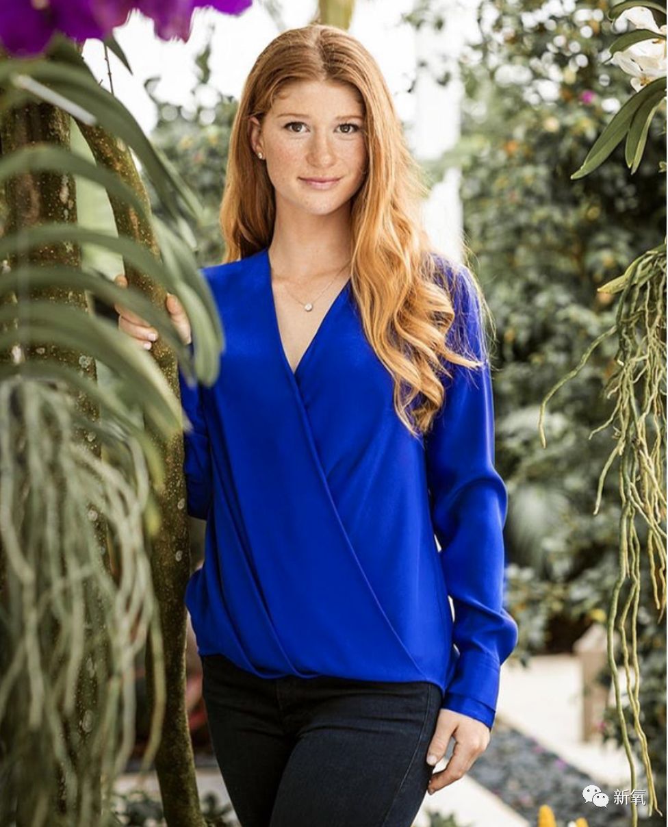 比尔盖茨23岁女儿满脸雀斑,穿平价地摊货,嫁穷小子,却都夸她美