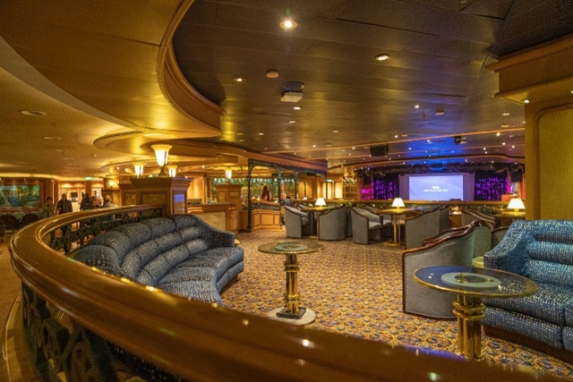 海上隔离的钻石公主号乘客可短暂上甲板工作人员送来扑克