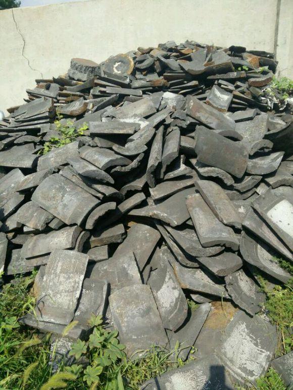 墙角堆的800块旧瓦片老爸不用来盖屋顶铺在庭院地面也挺漂亮