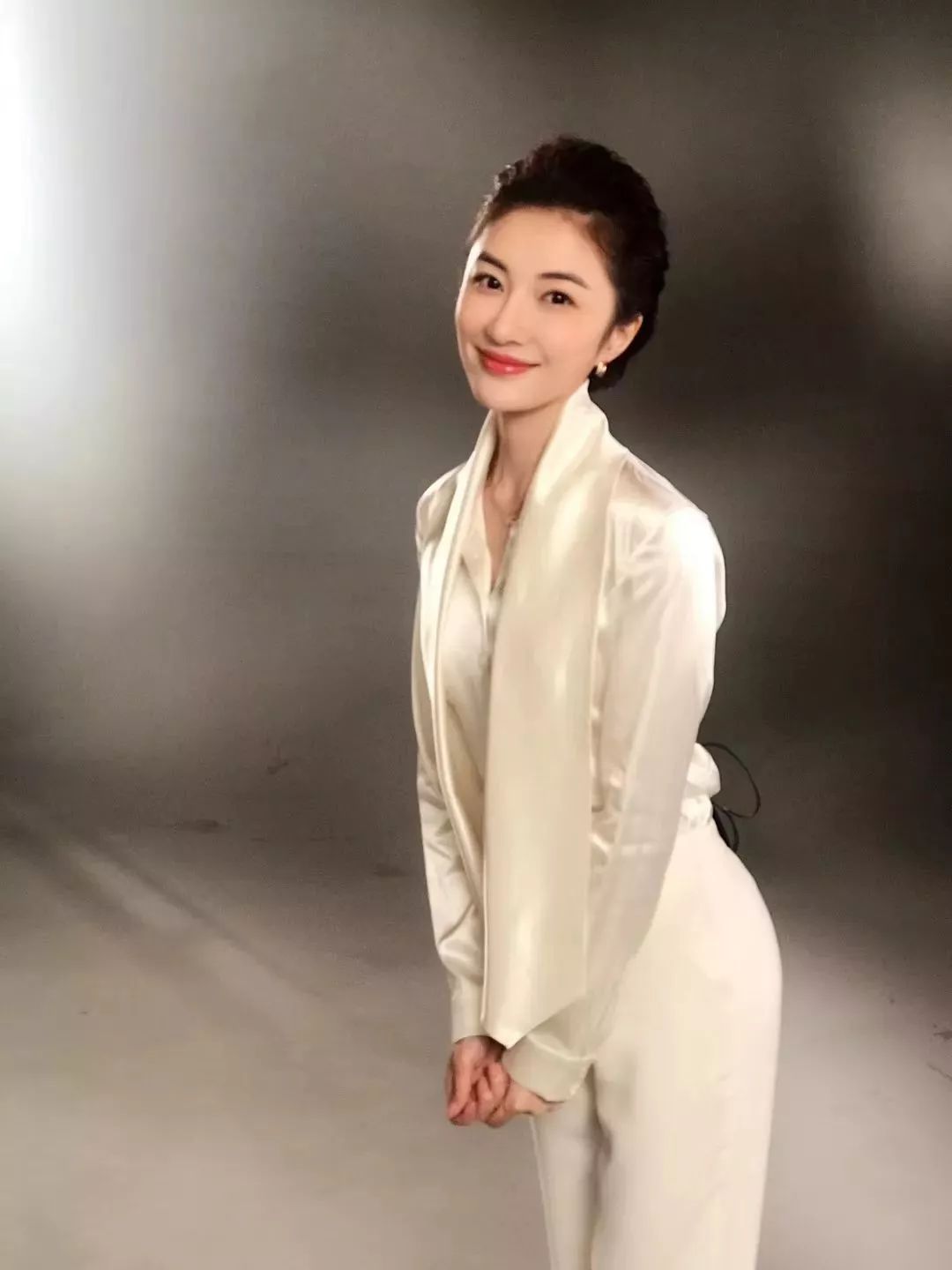 不论白影是亮相于新闻直播还是综艺频道上,我们都为