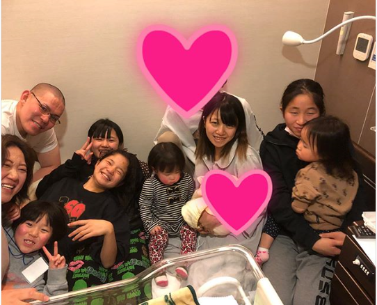 日本女艺人36岁当上外祖母结了4次婚生了8个孩子