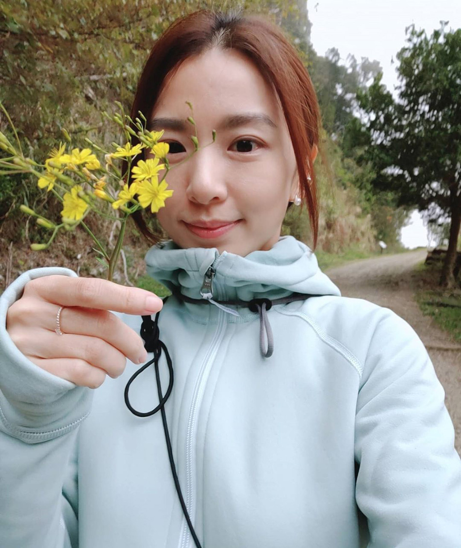 36岁田馥甄素颜白嫩如20,风衣牛仔裤气质佳,父母穿衣却很接地气