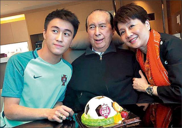 虽然已有不少儿子结婚生子,但是98岁的赌王却一直没能抱上孙子,直到