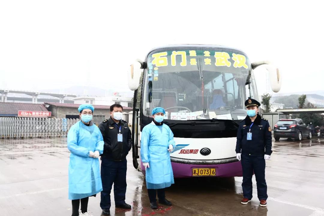 来不及安排其他人员,陈飞亲自上阵,带上一名医生迅速赶到石门县汽车站