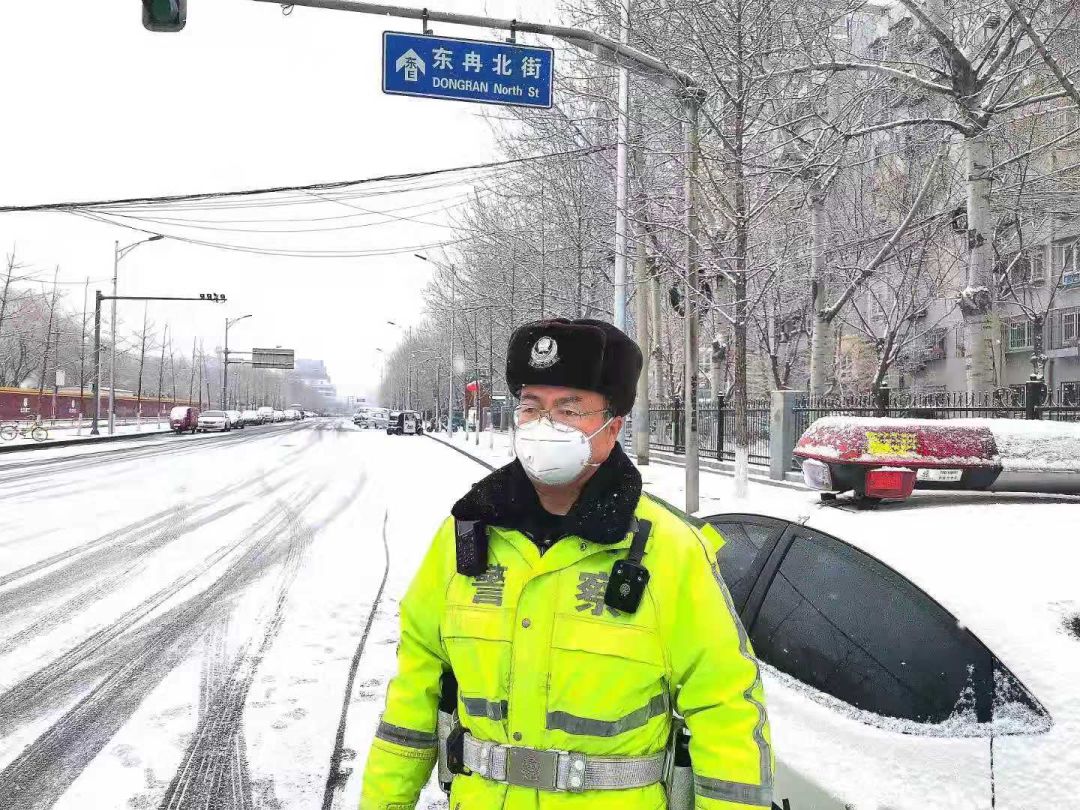 东冉北街,海淀交警冒雪执勤这就是我们海淀的最美 " 雪警"前沿阵地上