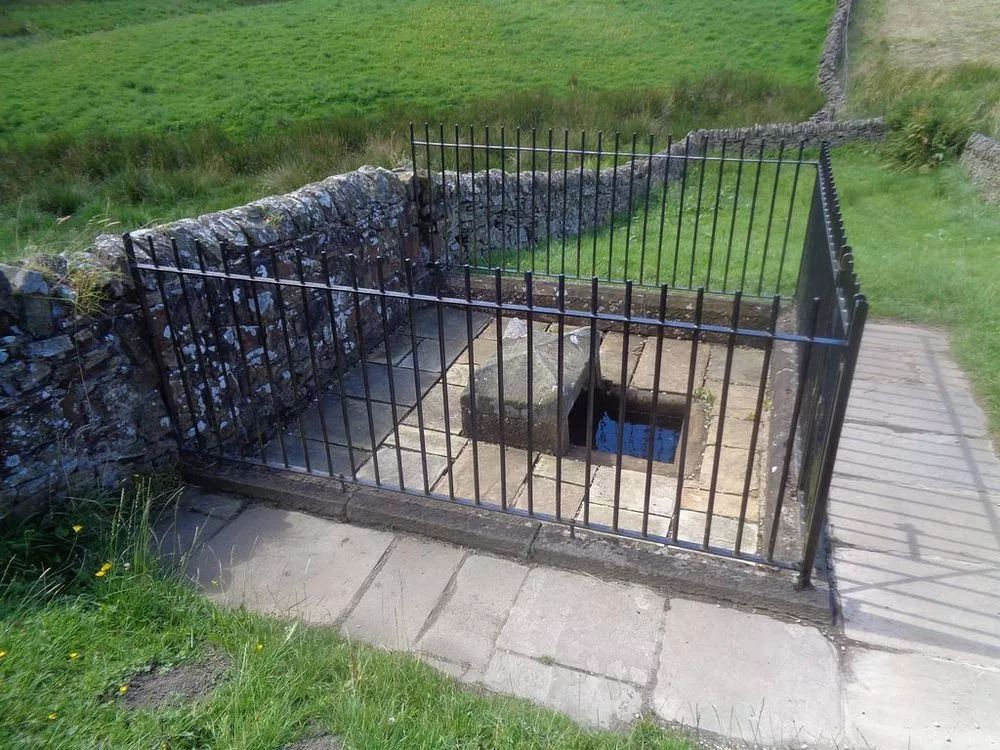 面对可怕的黑死病这个英国村子的居民们作出了一个无比惨烈的决定