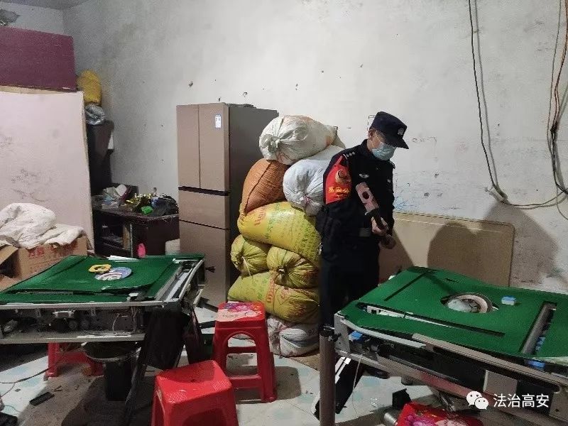 疫情当前聚众赌博高安民警怒砸麻将机