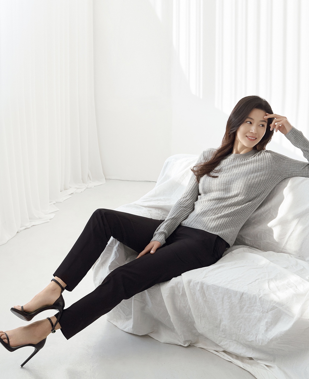 全智贤低调许久终复出,高调拍广告大片,网友:不愧韩国第一女神