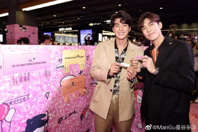 泰国当红偶像cpmew和gulf出席艺术展开幕式