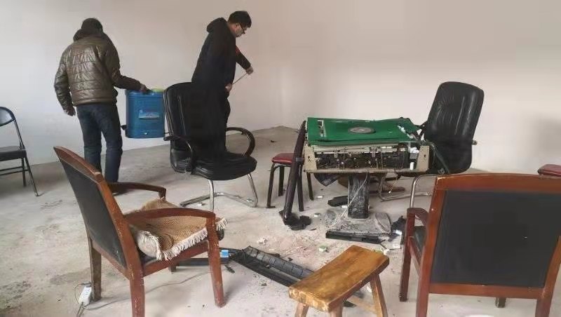 原创村民未戴口罩聚众打麻将民警怒砸10台麻将机