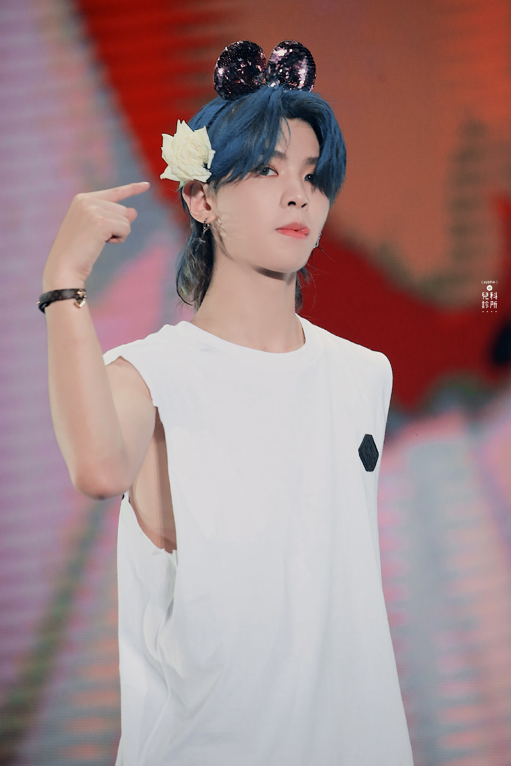 考古蓝发精灵昊昊舞台惊艳亮相白玫瑰与美貌一起绽放