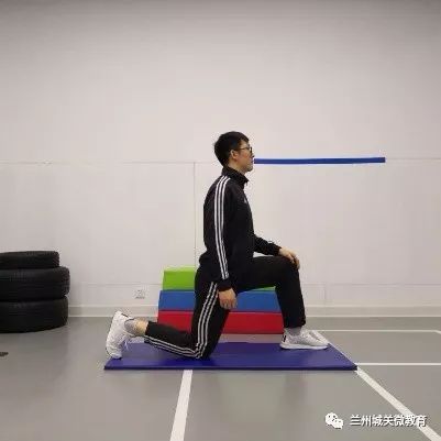 练习一:单膝跪姿拉伸
