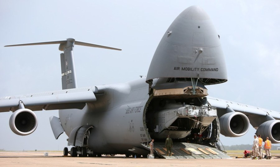 运输机为了能够搭载更多的人员,军用物资和武器装备,往往被设计成体型
