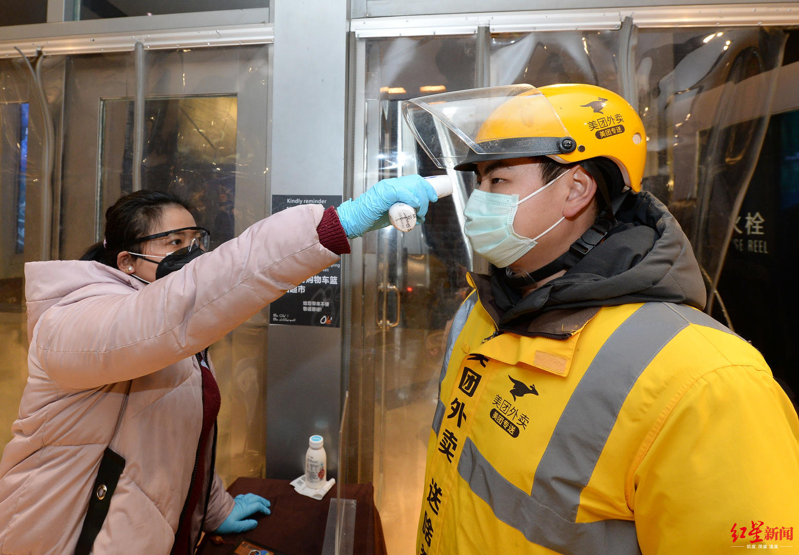 疫情之下外卖小哥的一天再无人因为送不到门口而投诉了