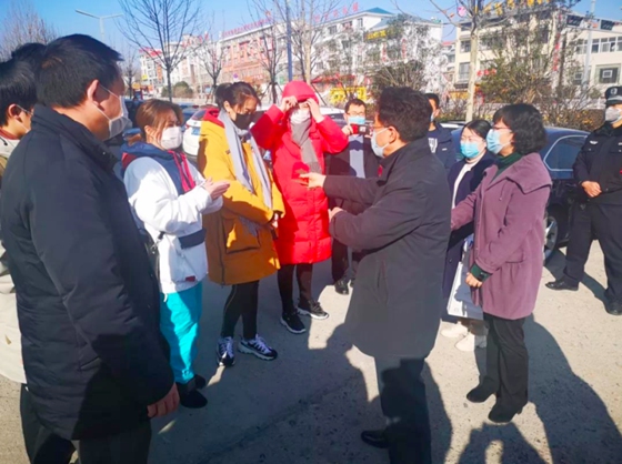 栾川县委副书记,县长王明朗,县委常委,副县长王琳 一行为他们送别