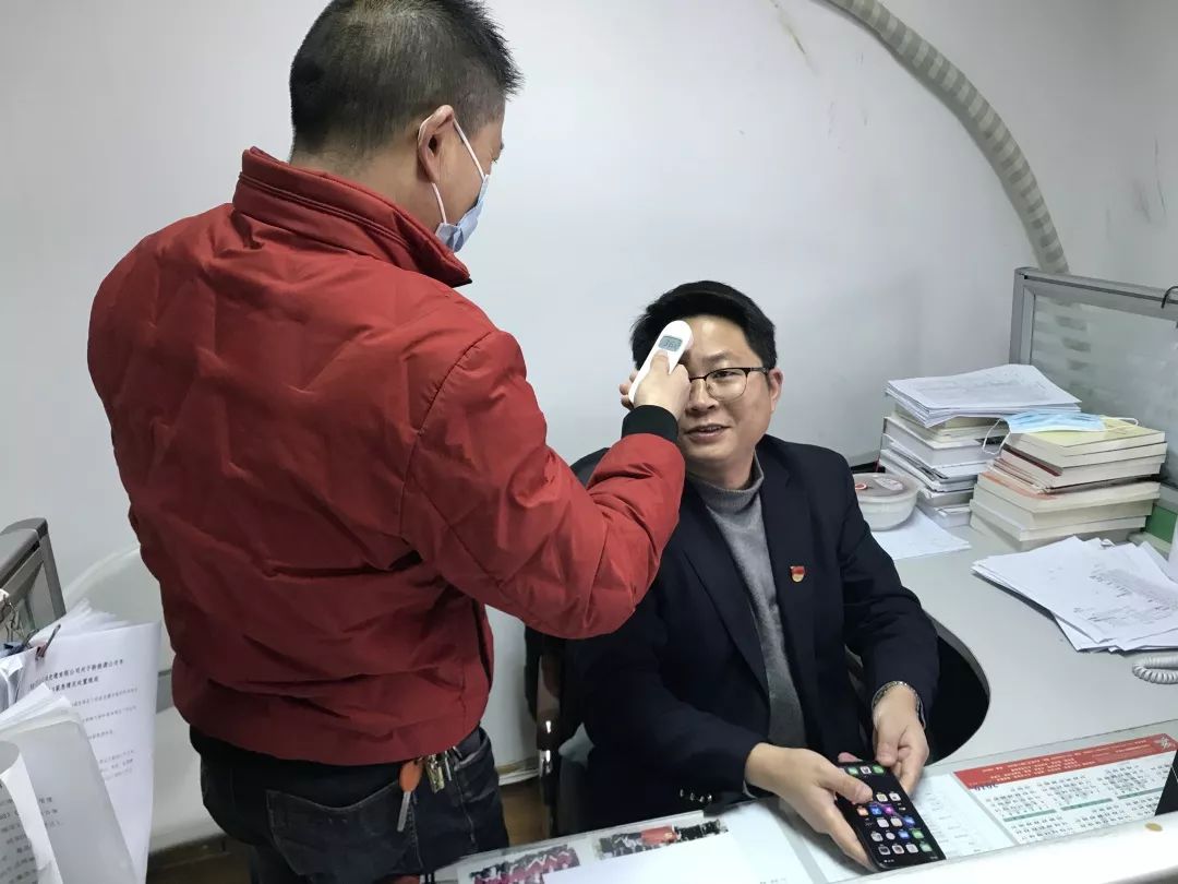 防疫先进人物陈伟群默默无闻的老党员公交防疫战的坚强后盾