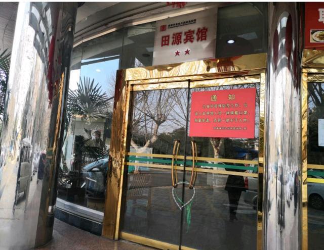 统一制作发放疫情防控宣传牌,利用宾馆前台,电子门楣进行防控知识宣传