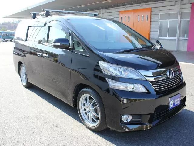 眼尖的朋友可能看出车辆的外形和熟悉的阿尔法稍有不同,其实这是一款"