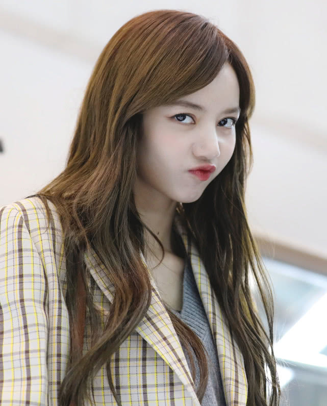 原创人间芭比lisa中分发型,说句实在话并不是太适合了