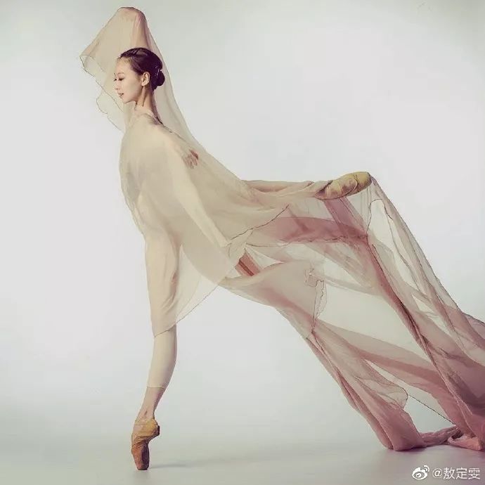 拥有天鹅颈大长腿的芭蕾少女还长了一张堪称整形模板的脸