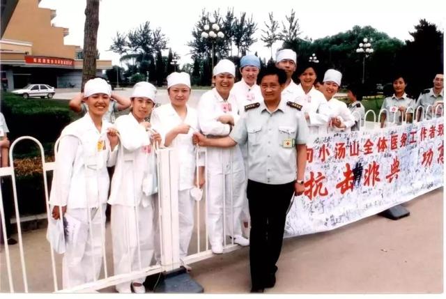 "非典"记忆:17年前那些穿着军装的逆行者_小汤山