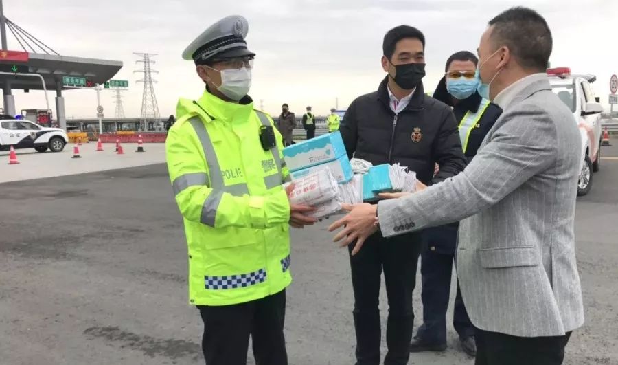 21万个口罩免费送龙港街头这一幕幕暖心