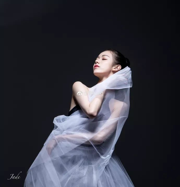 拥有天鹅颈大长腿的芭蕾少女还长了一张堪称整形模板的脸