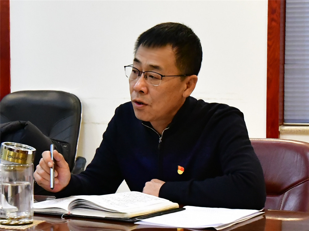 林业局党委副书记,局长侯振坤主持会议.
