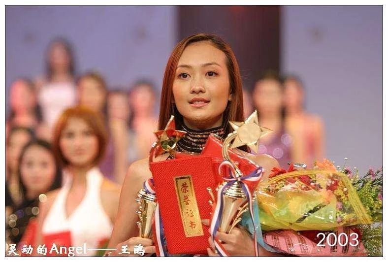 作为模特出身的她,2003年参加《cctv模特电视大赛》获得最佳上镜奖,21
