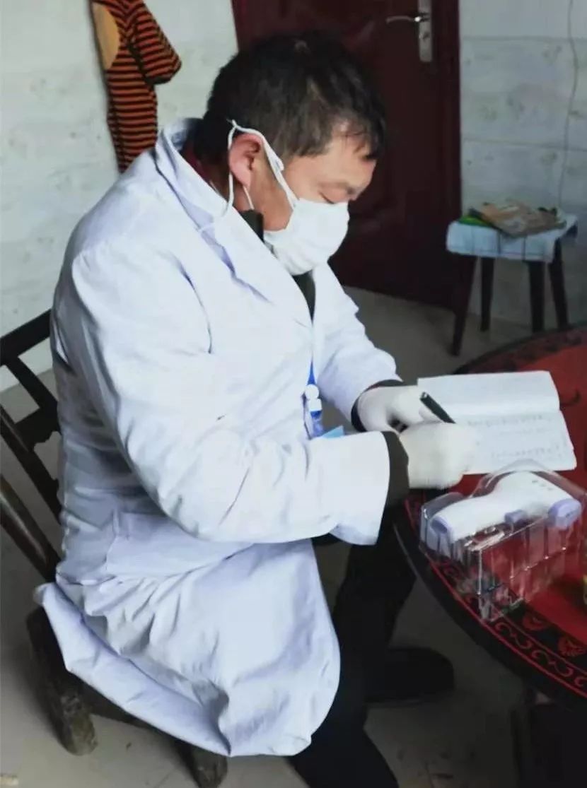 他们中有大年三十驱车两个小时赶回岗位的白鹤村村医覃玉环,有73岁