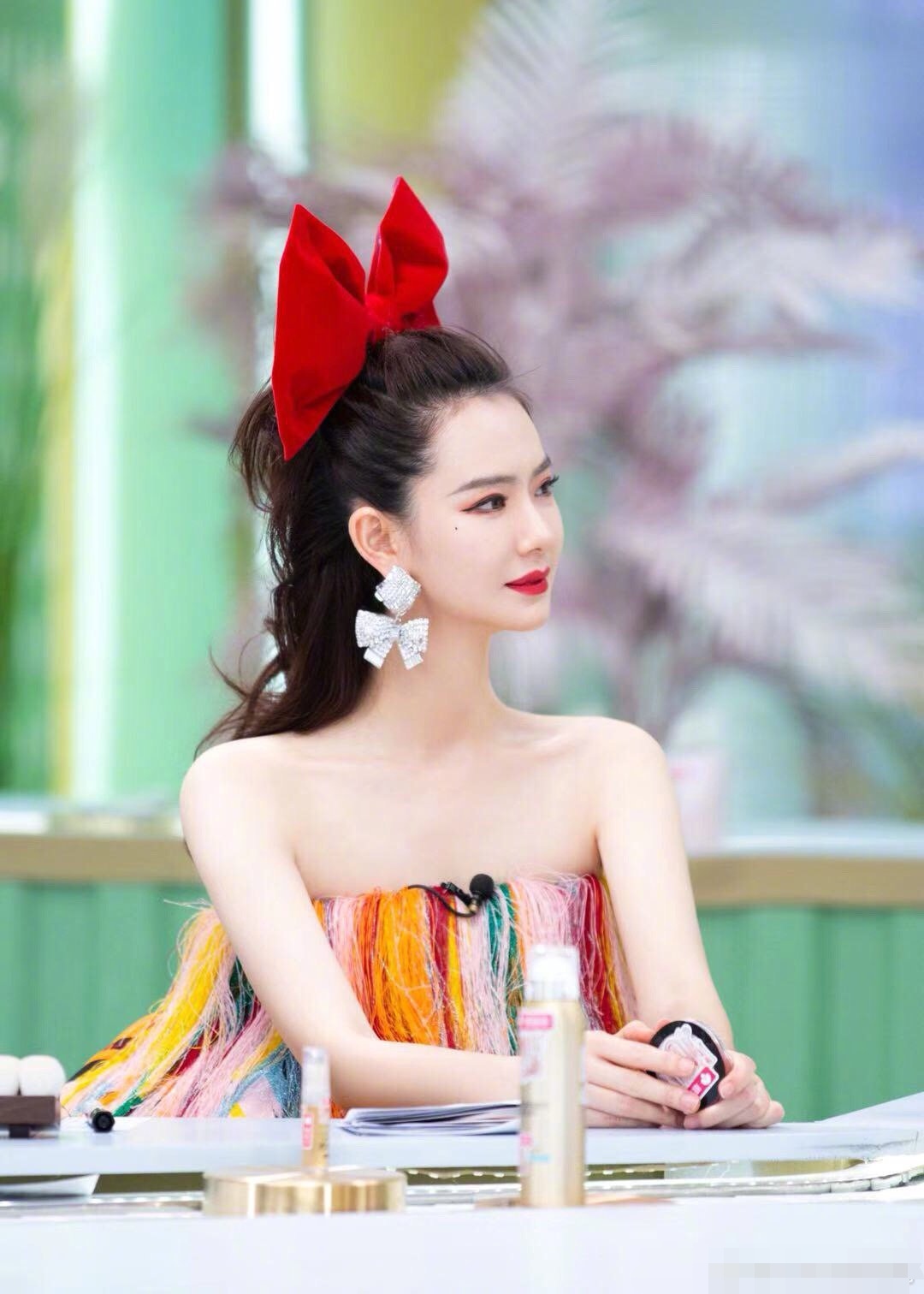 戚薇穿炫彩流苏裙上节目头戴蝴蝶结甜美可爱状态完胜欧阳娜娜