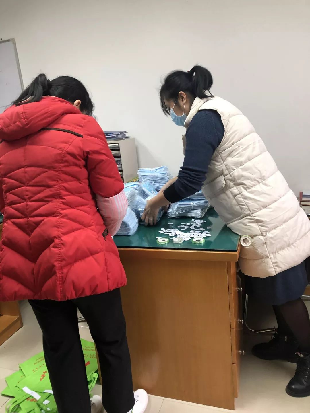 她们收到了爱心口罩