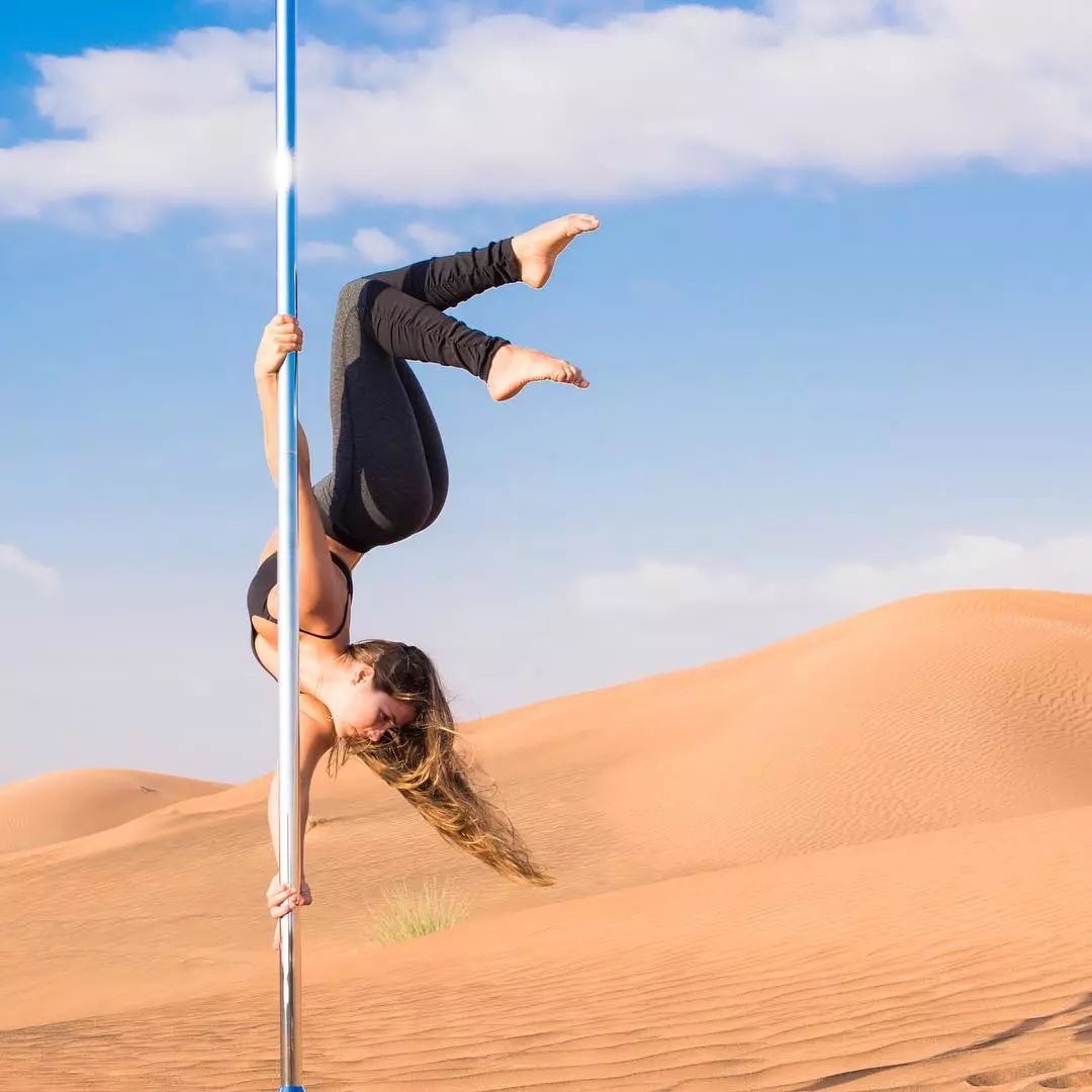 帅气尚语贤a爆了,身穿紧身裙搭配黑色夹克,瞬间御姐范儿十足