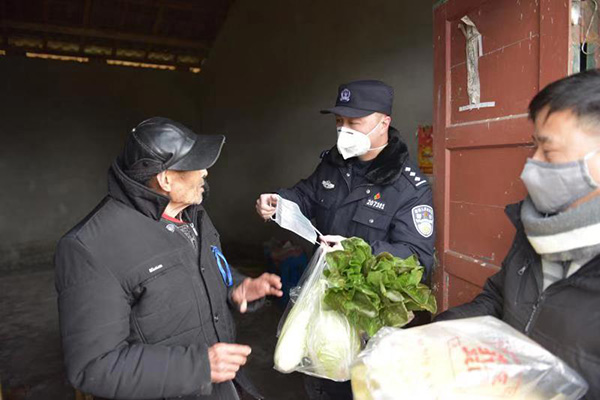 孤寡老人疫期为省钱常外出买菜民警接力村干部为老人当菜篮