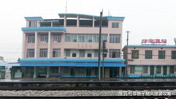 塘豹站在焦柳线上行距离月山站1372公里,下行距离柳州站279公里.