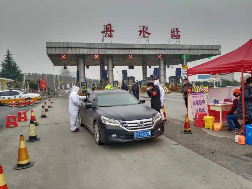 凝心聚力共克时艰用行动证明信心和决心