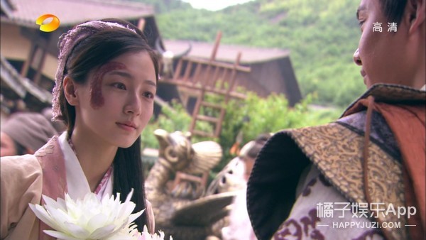 她还演过《轩辕剑之天之痕》 女娲石篇中为爱入魔的如烟▼饰演玉檀的