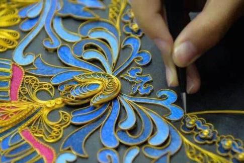 按照墨样花纹的曲屈转折,掐成图案,粘焊在器物上,谓之掐丝