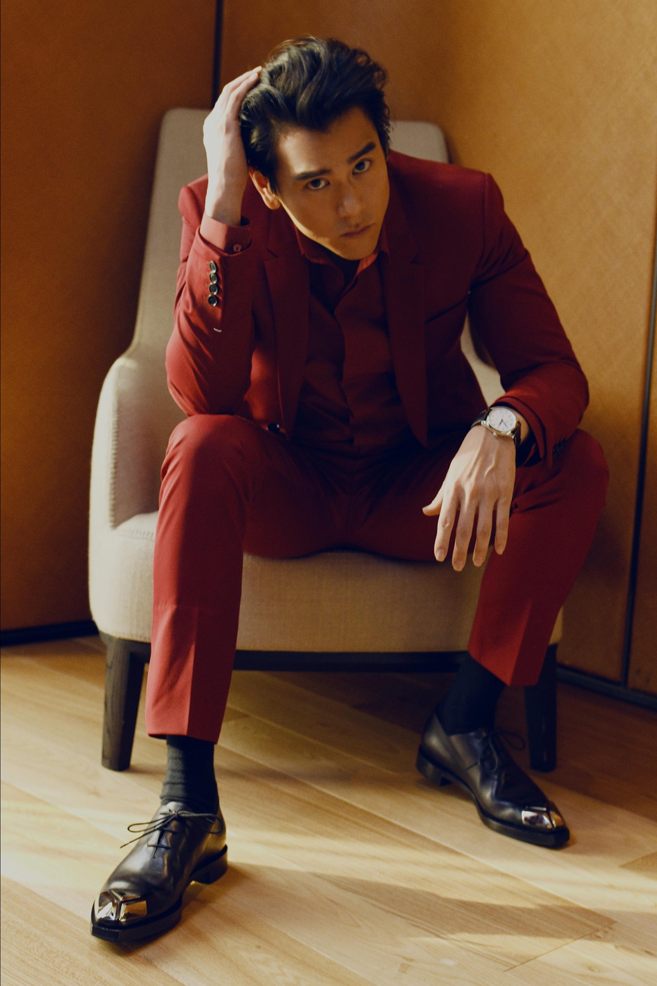 彭于晏帅气现身气质备显!