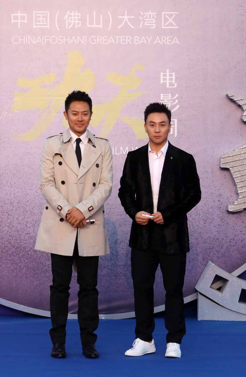 释小龙参加活动身穿西装与印小天同框身高不足却丝毫不怯场