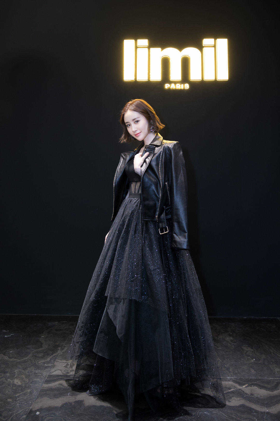 原创舒畅身材丰满但敢穿黑色皮衣搭配吊带连衣裙气质大方美极了